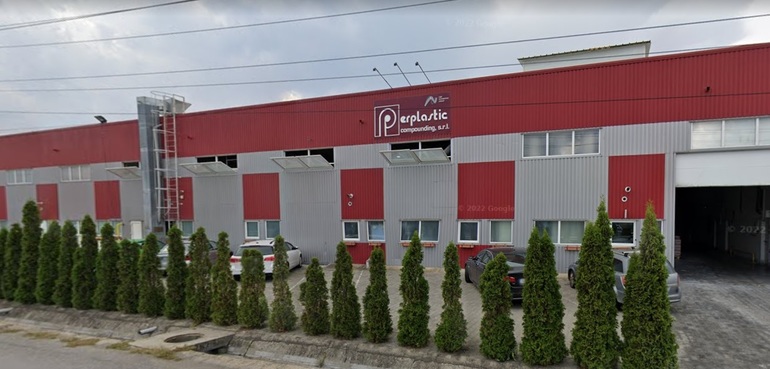 Clădirea fabricii ACI Perplastic în Parcul Industrial Arad, parte din achiziția fabrică România realizată de Westlake, cu angajați la intrare. | sursa foto: Profit