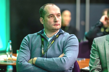 Un colet întârziat poate însemna un deget tăiat! Echipam.ro pregătește ieșirea în offline