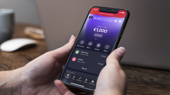Revolut anunță că oferă clienților oportunitatea de a se abona la un plan de abonament personal, fără taxă pentru prima lună, acumulând RevPoints