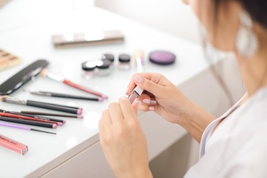 Salariile în cosmetică. Se poate ajunge la 12.000 lei lunar