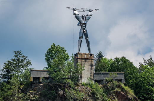 Hidroelectrica redeschide accesul către un celebru monument. Intrarea turiștilor la ”Statuia lui Prometeu” de la Vidraru, din nou permisă