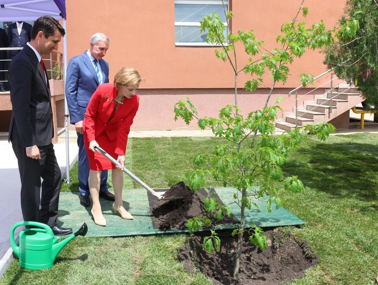 FOTO Vizită istorică a Familiei Regale la Poșta Română. A plantat și un stejar