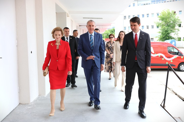 FOTO Vizită istorică a Familiei Regale la Poșta Română. A plantat și un stejar