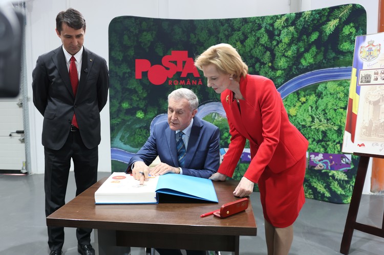 FOTO Vizită istorică a Familiei Regale la Poșta Română. A plantat și un stejar