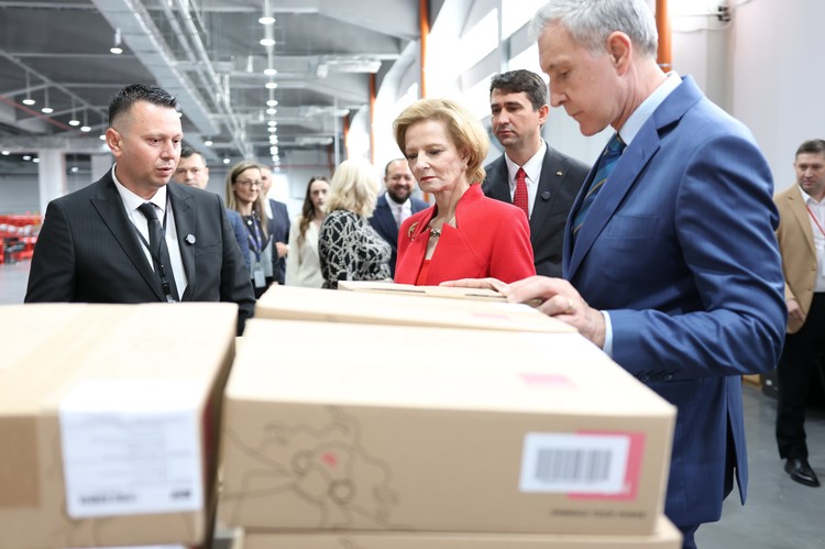 FOTO Vizită istorică a Familiei Regale la Poșta Română. A plantat și un stejar
