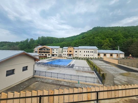 FOTO Bolojan a deschis primul complex balnear din România construit de la zero în ultimii 30 ani. Stațiune distrusă în al Doilea Război Mondial. Prețurile pentru primul weekend