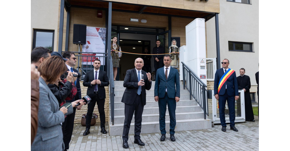 FOTO Bolojan a deschis primul complex balnear din România construit de la zero în ultimii 30 ani. Stațiune distrusă în al Doilea Război Mondial. Prețurile pentru primul weekend