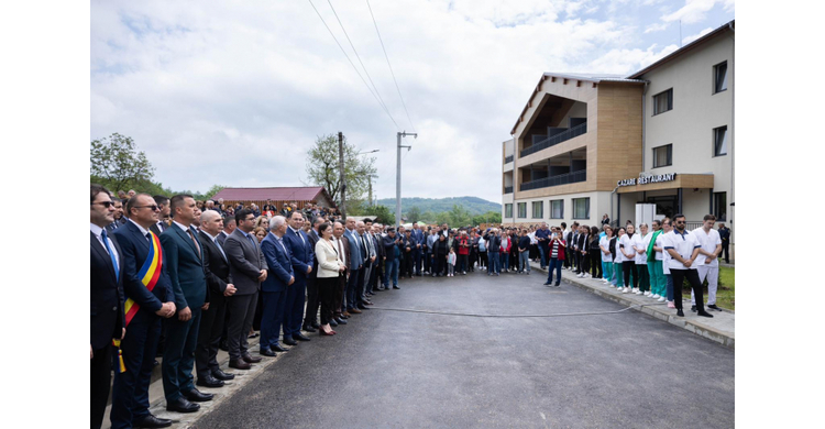 FOTO Bolojan a deschis primul complex balnear din România construit de la zero în ultimii 30 ani. Stațiune distrusă în al Doilea Război Mondial. Prețurile pentru primul weekend