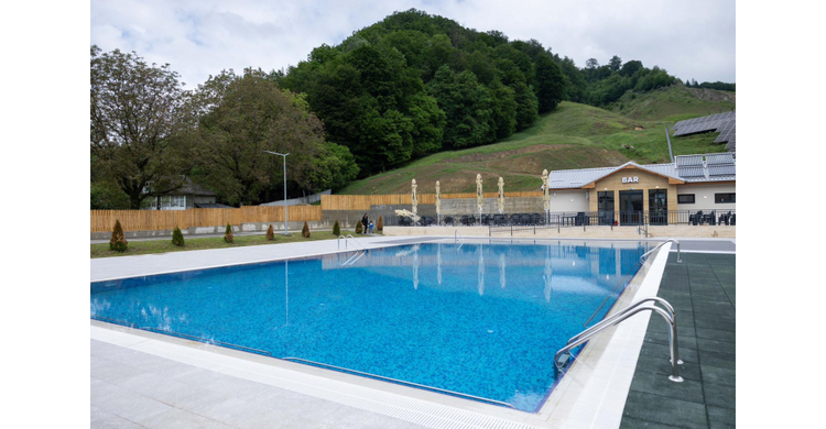 FOTO Bolojan a deschis primul complex balnear din România construit de la zero în ultimii 30 ani. Stațiune distrusă în al Doilea Război Mondial. Prețurile pentru primul weekend