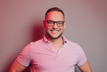 Sergiu Biriș a lansat Invoflux, o platformă care adună automat facturile și bonurile din toate sursele, le compară cu tranzacțiile din bancă și arată clar ce documente lipsesc. Antreprenorii au o imagine în timp real asupra cash-ului și a cheltuielilor 