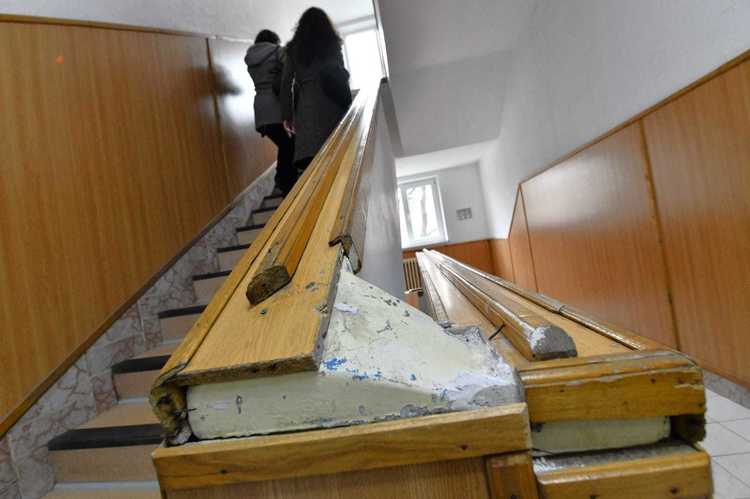 FOTO Liceul PTTR, de 16 ani în condiții mizere, a fost demolat. Va fi reconstruit pentru a deveni 