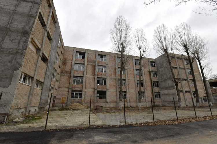 FOTO Liceul PTTR, de 16 ani în condiții mizere, a fost demolat. Va fi reconstruit pentru a deveni 