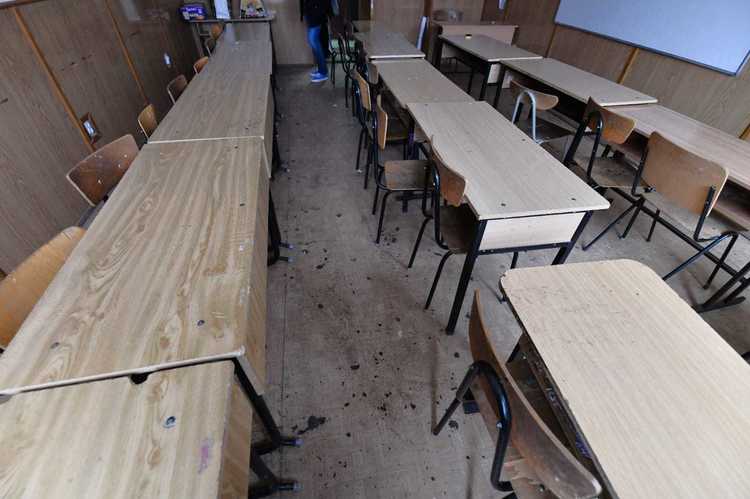 FOTO Liceul PTTR, de 16 ani în condiții mizere, a fost demolat. Va fi reconstruit pentru a deveni 