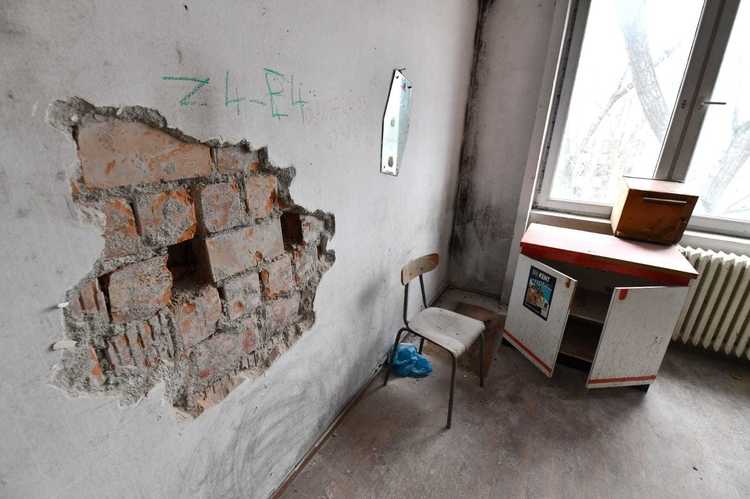 FOTO Liceul PTTR, de 16 ani în condiții mizere, a fost demolat. Va fi reconstruit pentru a deveni 