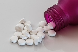 Acțiunile Valeant scad cu aproape 50%, după ce compania a revizuit estimările pentru 2016 și a avertizat în privința unui posibil default