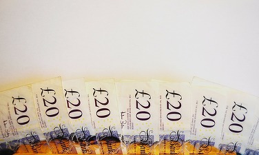 Acțiunile europene și petrolul, în creștere la jumătatea tranzacțiilor. Lira sterlină a coborât sub pragul de 1,30 dolari