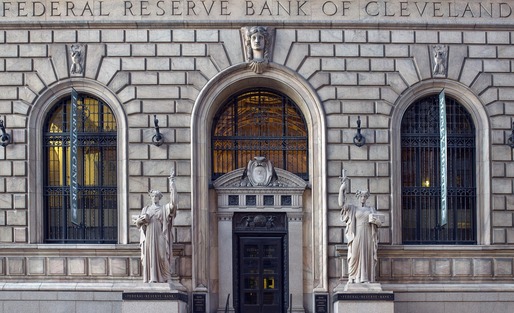 Fed menține dobânda de referință, dar sugerează o posibilă majorare până la finele anului