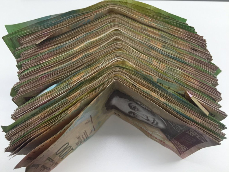 Efectul inflației din Venezuela: oamenii preferă să cântărească banii decât să îi numere