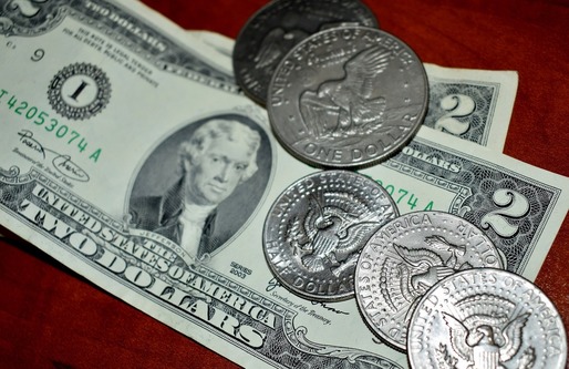 Dolarul a urcat la un maxim al ultimilor 14 ani față de un coș de valute