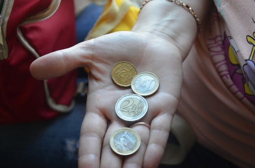 Euro revine sub 4,52 lei, pe fondul unor fluctuații mai mari la nivel mondial