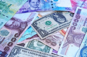 Dolarul și-a temperat avântul și a coborât la 4,2405 lei, în tandem cu euro