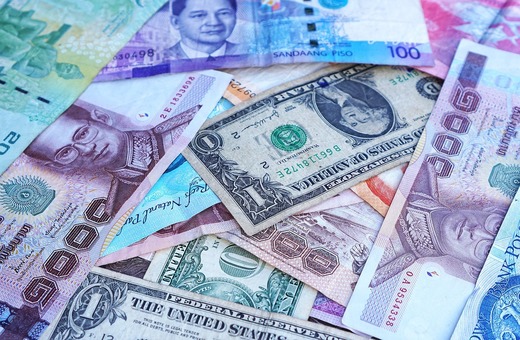 Dolarul și-a temperat avântul și a coborât la 4,2405 lei, în tandem cu euro