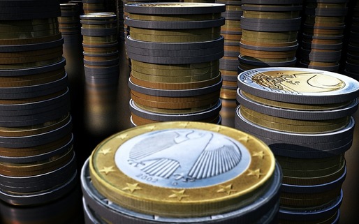 Euro se îndepărtează de pragul de 4,55 lei, atingând un nivel maxim din octombrie 2012
