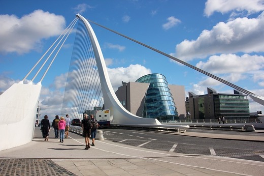 Irlanda s-a plâns la Bruxelles că rivalii europeni joacă incorect pentru atragerea investitorilor care caută sedii post-Brexit. Germania încearcă să convingă că accentul irlandezilor face de neînțeles engleza