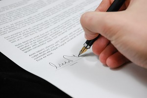 Compania suedeză Intrum Justitia a finalizat achiziția firmei de recuperare de creanțe Top Factoring