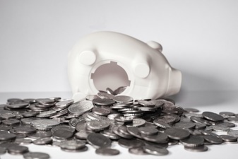 Bloomberg: Euro s-a transformat din cea mai riscantă monedă din lume înainte de alegerile franceze în preferatul tuturor