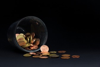 Euro urcă peste 4,55 lei, în contrast cu tendința regională