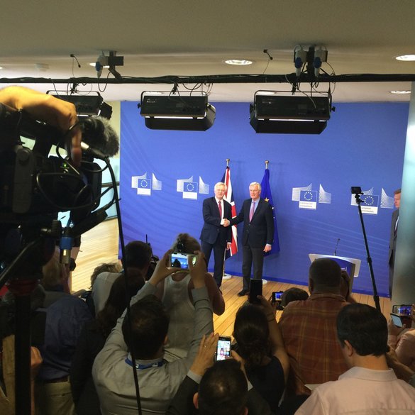 Ministrul britanic David Davis și negociatorul UE Michel Barnier încep dezbaterile. Sursa foto: The Guardian