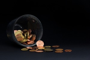 Euro se menține peste 4,56 lei, pe o piață cu fluctuații reduse
