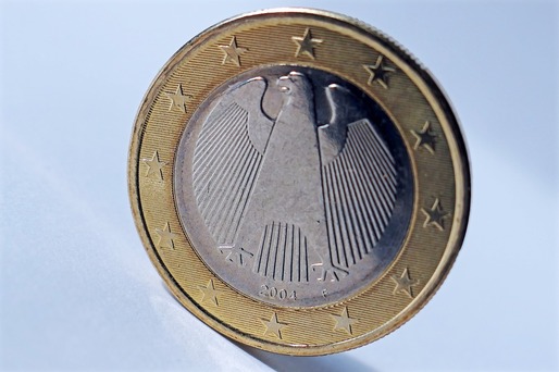 Euro coboară spre 4,64 lei, în contrast cu tendința regională