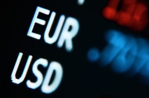 Euro scade spre 4,62 lei