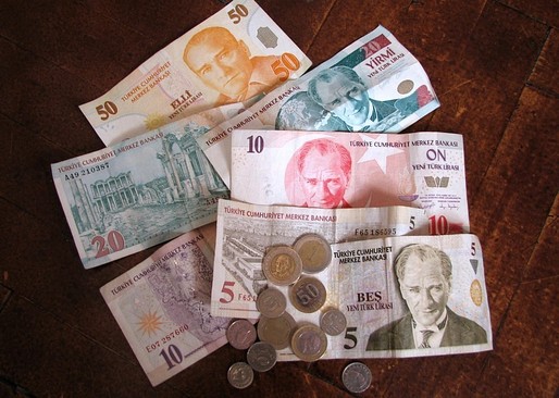 Lira turcească scade la un nou minim record față de dolar, pe fondul tensiunilor dintre Ankara și Washington. Costul de finanțare al Turciei crește
