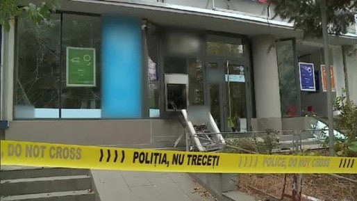 FOTO Bancomatul unei sucursale bancare din Brașov, aruncat în aer