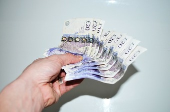Marea Britanie vinde obligațiuni cu randament negativ pentru prima oară în istorie