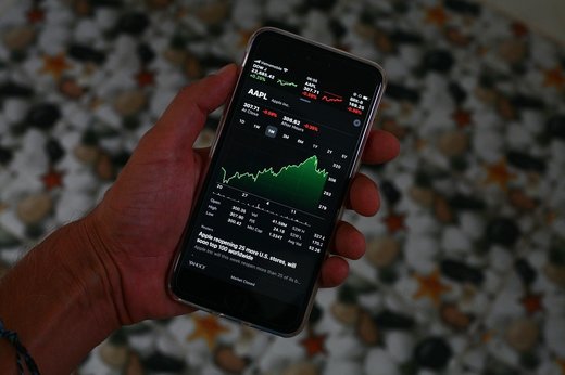Indicele S&P 500 a închis în scădere, din cauza pandemiei de coronavirus; Acțiunile Tesla au coborât cu 6,5% la debutul în S&P 500