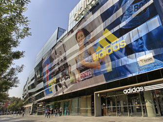 Acțiunile retailerilor de modă europeni scad abrupt, pe fondul unui boicot în China 