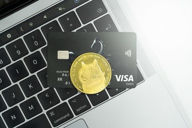 Musk întreabă dacă Tesla ar trebui să accepte plata cu Dogecoin. Criptomoneda urcă cu peste 9%. Mai mult de 2,4 milioane de voturi după primele 5 ore