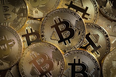 FOTO Bitcoin se prăbușește din nou după postări, cu versuri acum, ale lui Elon Musk