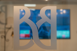 În primele șase luni, au fost listate la BVB emisiuni de acțiuni și obligațiuni în valoare totală de peste 700 milioane euro. Capitalizarea societăților românești prezente pe segmentul principal al bursei a depășit 25 miliarde euro