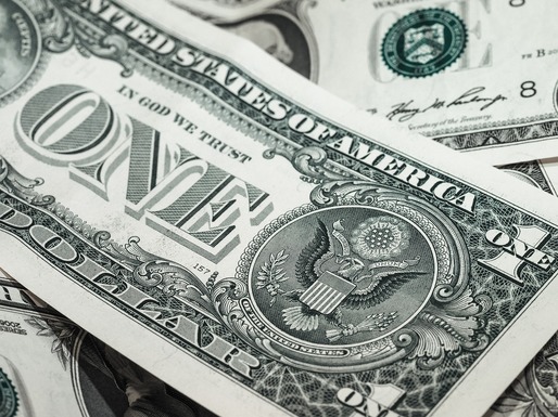 Dolarul este aproape de cel mai ridicat nivel din ultimul an față de un coș de valute
