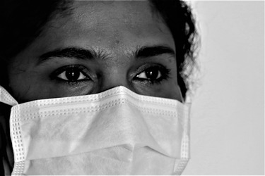 Panică pe piețe - O nouă variantă a coronavirusului detectată, pentru care vaccinurile pot fi ineficiente. Bursele europene scad puternic