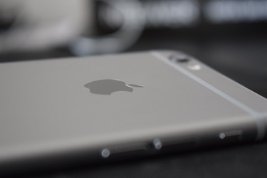 ULTIMA ORĂ Valoarea de piață a Apple a depășit, în tranzacțiile de luni, 3.000 de miliarde de dolari. Prima companie care trece acest prag. Capitalizare mai mare decât economia britanică
