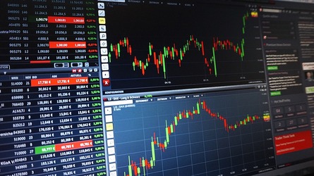 Acțiunile europene au deschis în revenire după ce joi au coborât la cel mai redus nivel din mai 2021 și au intrat în teritoriu de corecție. La BVB, indicele BET crește cu peste 2%