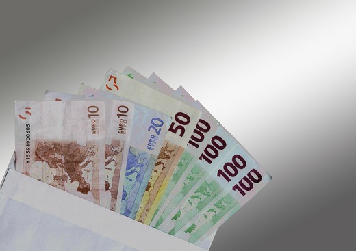 Euro coboară sub 1,02 dolari pentru prima dată din 2002