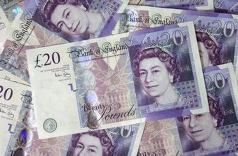 Lira sterlină, cea mai slabă evoluție lunară față de dolar de la referendumul pentru Brexit din 2016