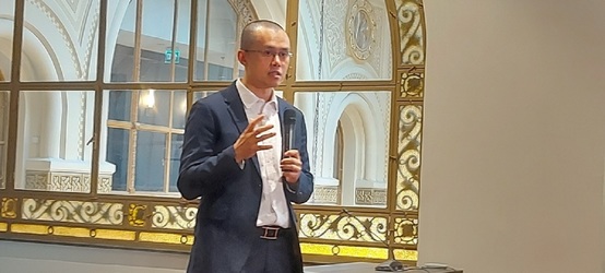 Fondatorul celei mai mari platforme de tranzacționare a criptomonedelor, unul din cei mai bogați oameni din lume, a venit în România și anunță: Binance deschide birou local, iar din octombrie va avea serviciu de asistență în limba română